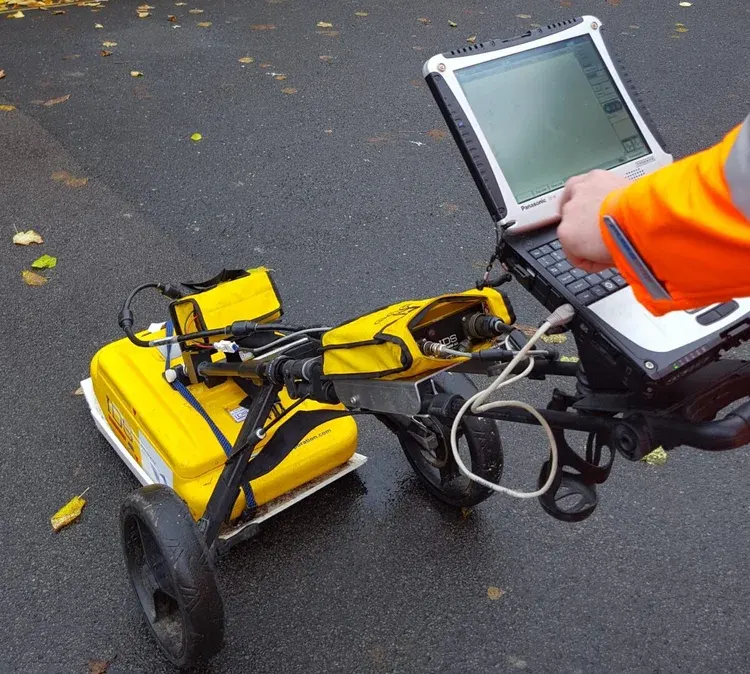 Ground-penetrating radar unit being operated on a wet road
